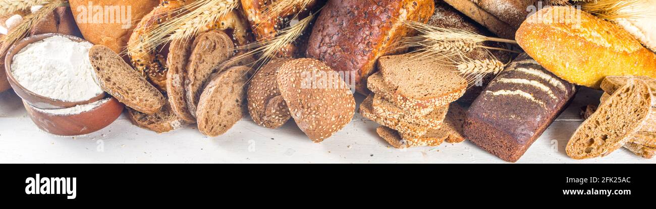 Assortimento di vari deliziosi pane appena sfornato, su sfondo bianco, area copia vista dall'alto Foto Stock