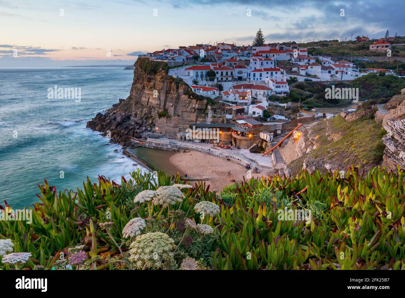 Azenhas do Mar è una città balneare del comune di Sintra, in Portogallo. Vicino a Lisboa. Azenhas do Mar villaggio bianco, scogliera e oceano, Sintra, Porto Foto Stock