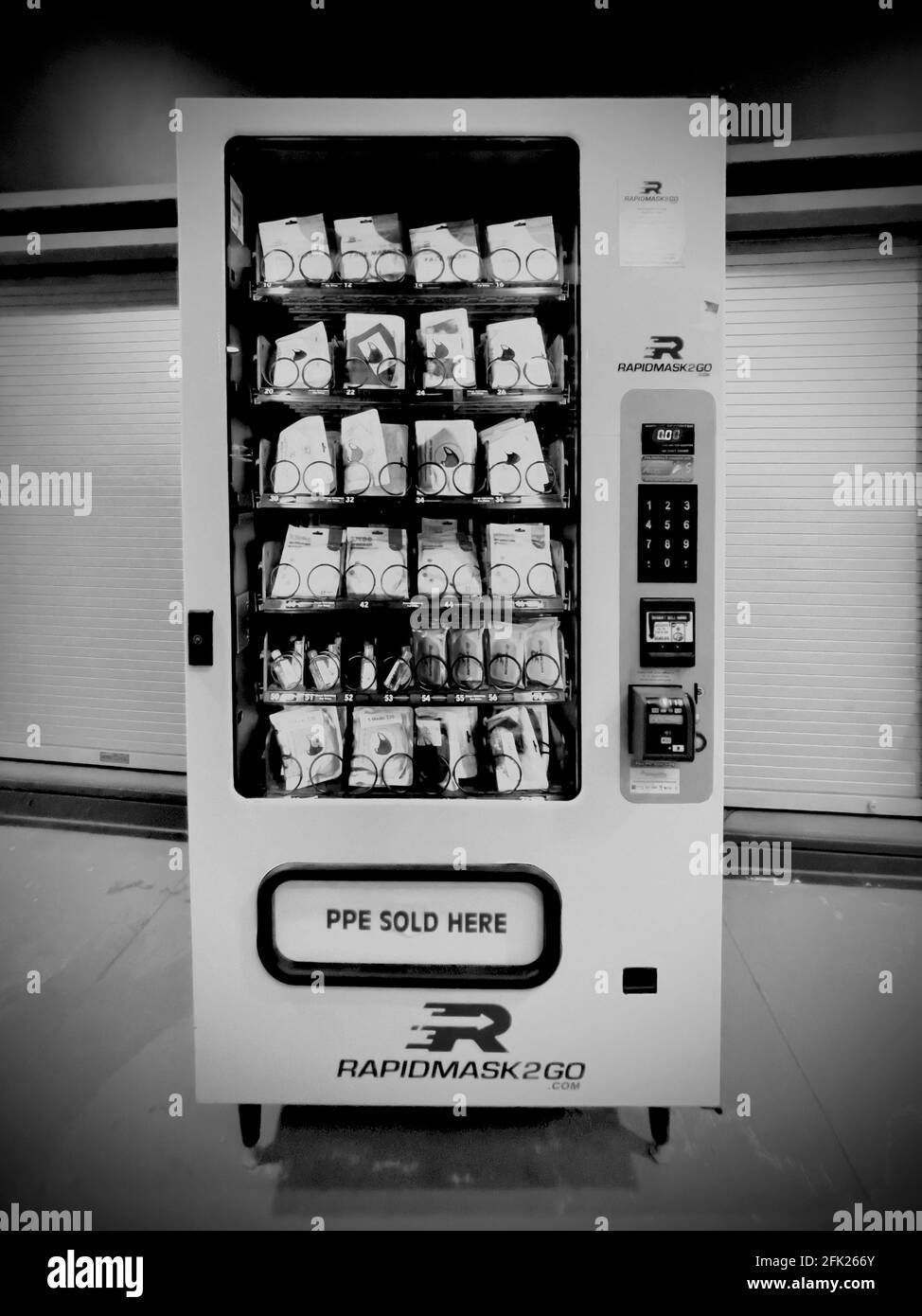PPE fornisce distributori automatici pubblici durante la pandemia di Covid-19 Foto Stock