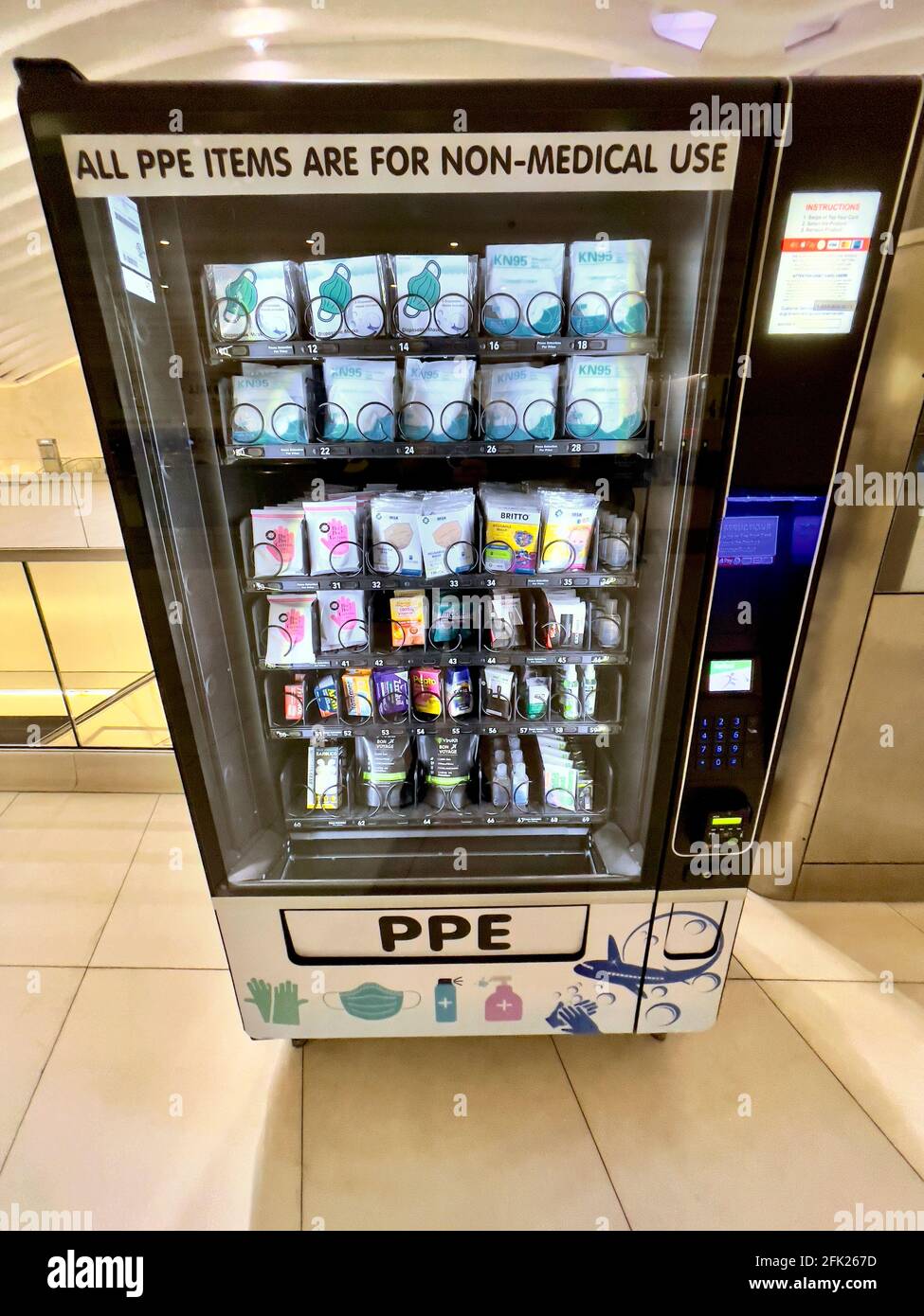 PPE fornisce distributori automatici pubblici durante la pandemia di Covid-19 Foto Stock