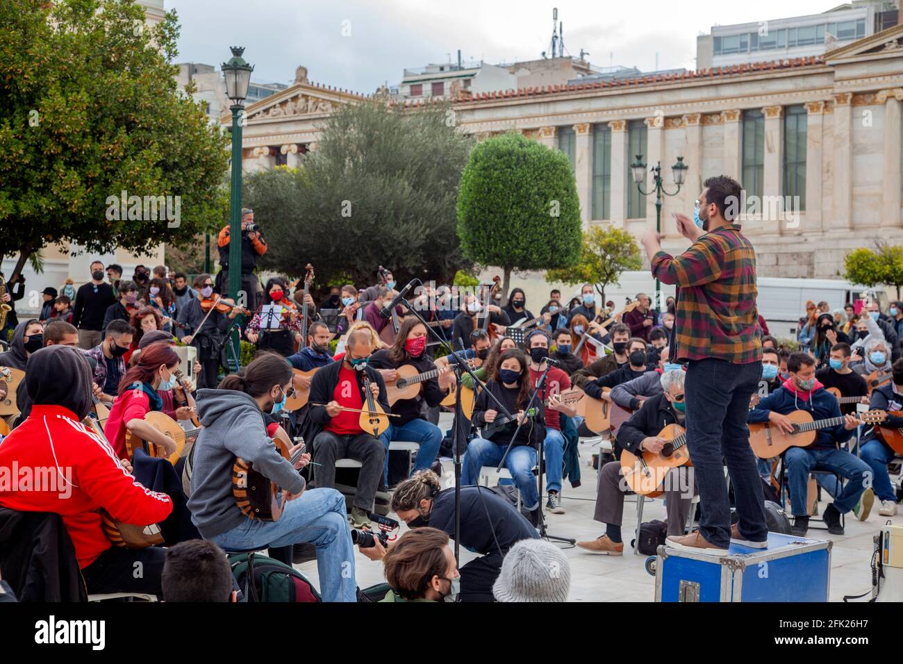 Artisti che si esibiscono durante un evento del movimento Support Art Workers, una protesta di persone d'arte, per lo più musicisti, durante la pandemia del coronavirus Foto Stock