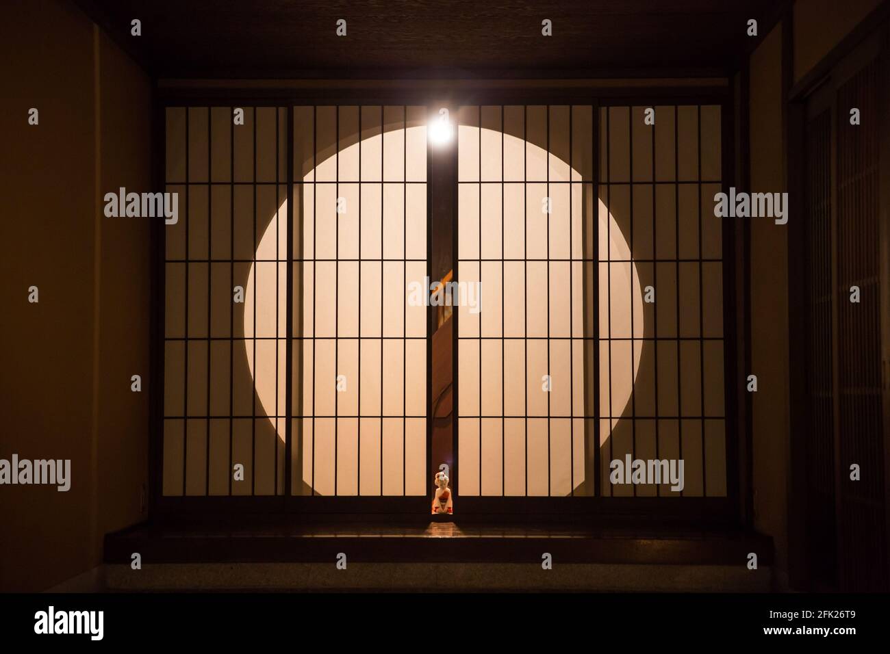 Riflettori puntati su Shoji divisori di telaio a traliccio in carta con porta scorrevole giapponese. L'entrata della casa tradizionale splendidamente conservata, edificio a Kanazawa, Giappone. Foto Stock
