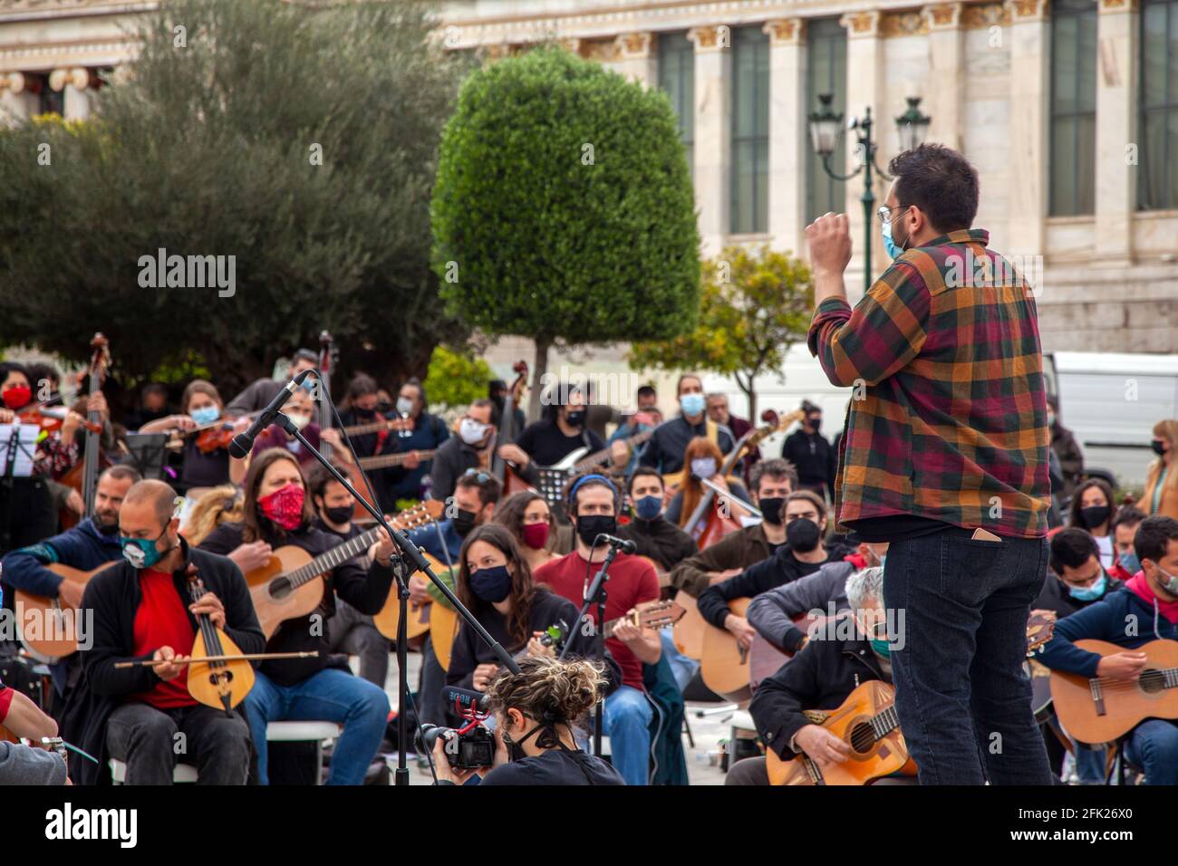 Artisti che si esibiscono durante un evento del movimento Support Art Workers, una protesta di persone d'arte, per lo più musicisti, durante la pandemia del coronavirus Foto Stock
