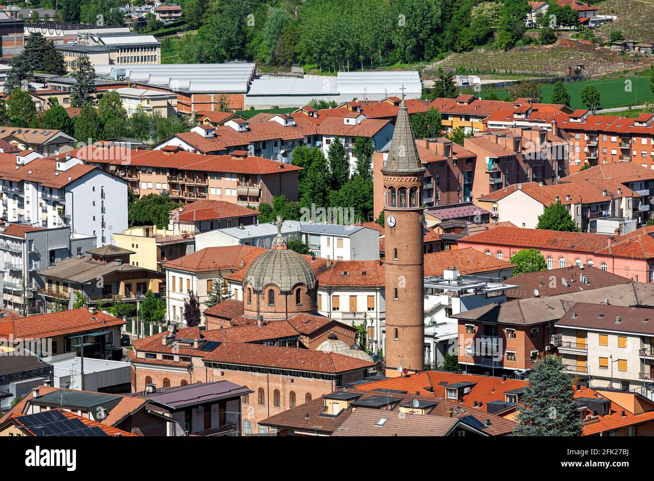 Vista dall'alto di case con tetti rossi e campanile della chiesa della Madonna della Moretta in città di Alba, Piemonte, Italia settentrionale. Foto Stock