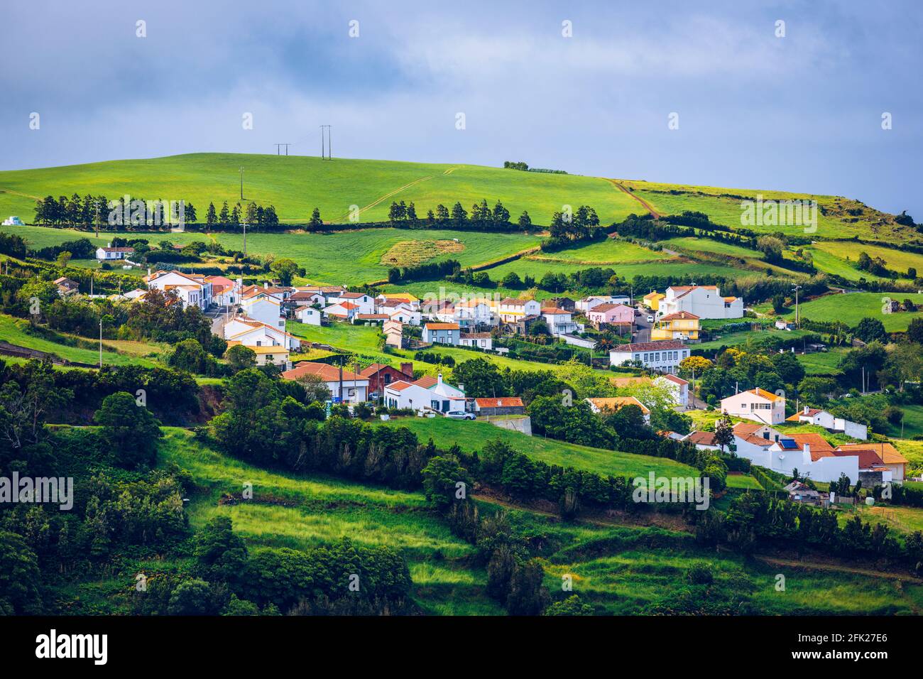 Vista del villaggio di Pedreira sulla costa nord-est dell'isola di Sao Miguel, Azzorre, Portogallo. Vista del villaggio di Pedreira e di Pico do Bartolomeu sulla costa nord-orientale Foto Stock