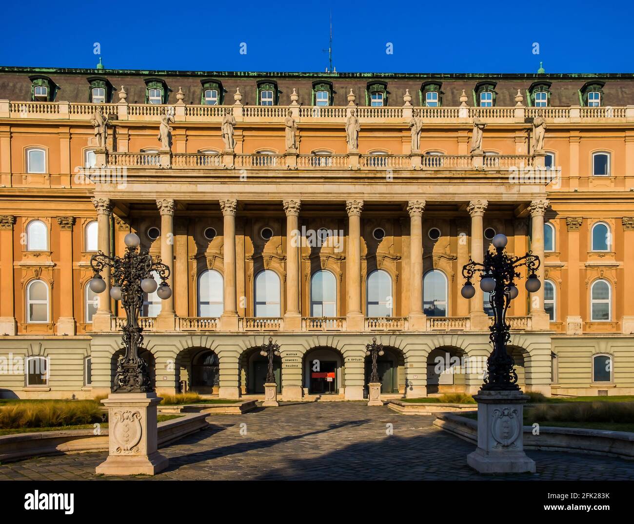 Budapest, Ungheria, marzo 2020, vista della facciata della Galleria Nazionale Ungherese situata nel Castello di Buda Foto Stock