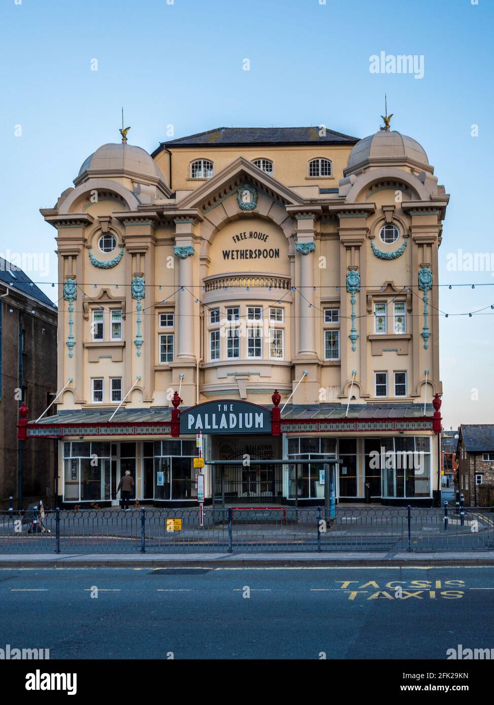Il Palladium Llandudno. Costruito nel 1920, 1500 posti a sedere teatro e cinema fino al 2001, ora un pub Weatherspoons conservando molte caratteristiche originali. Foto Stock