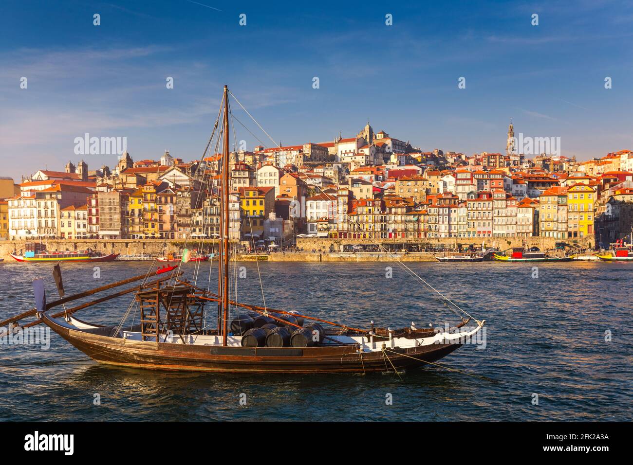 Il vino di Porto imbarcazioni presso il lungomare con la vecchia città sul fiume Douro in Ribeira nel centro della città di Porto in Porugal, l'Europa. Il Portogallo, Porto Foto Stock