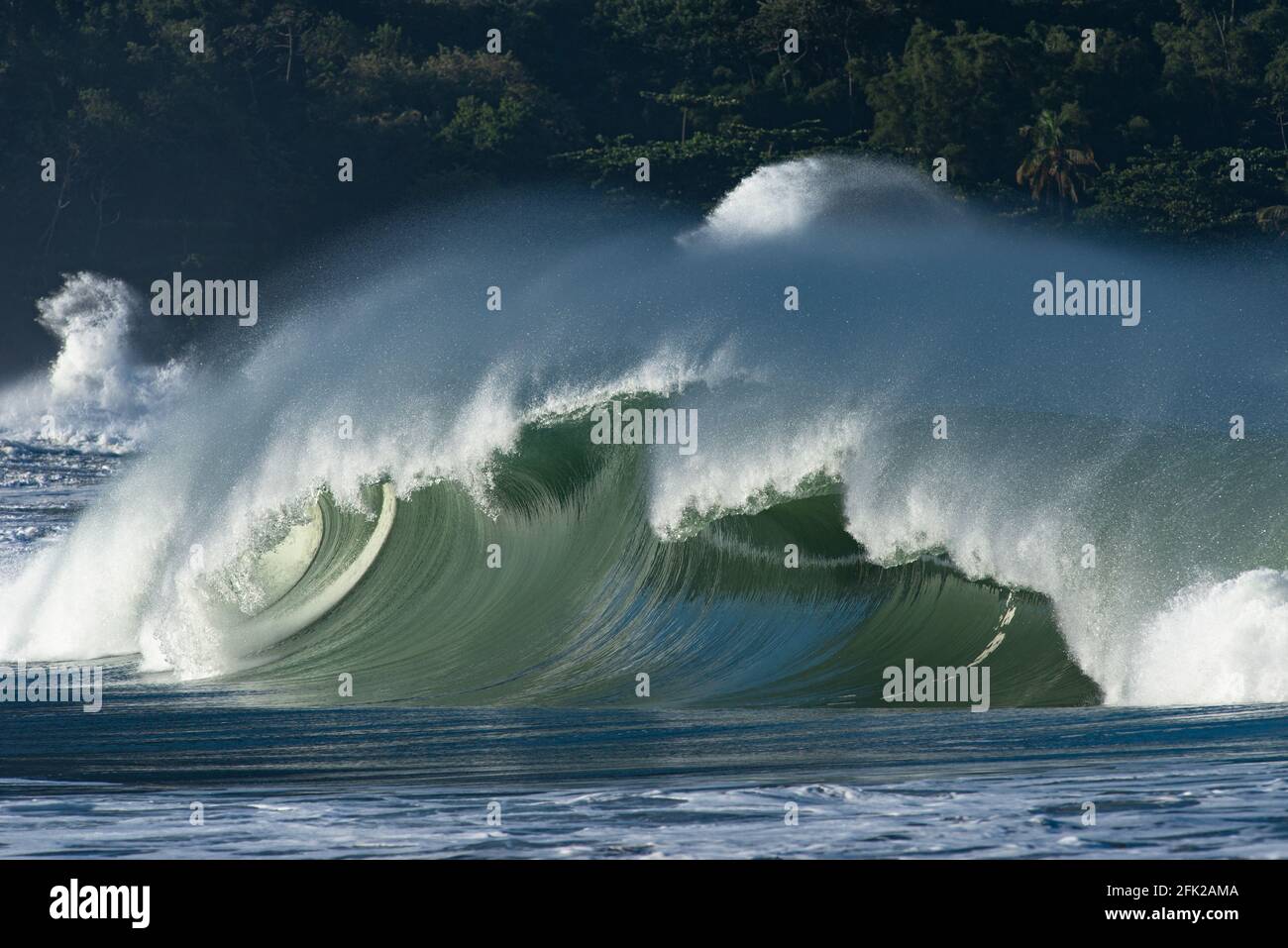 Breaking wave in Castelhanos Beach, Ilhabela, Brasile Foto Stock