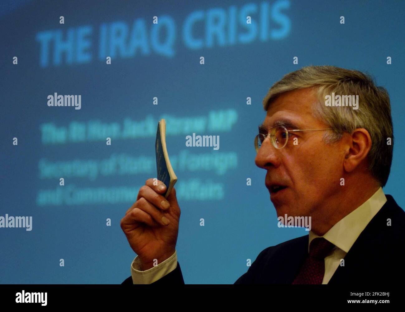 JACK PAGLIA CHE PARLA ALL'IISS, ONDEGGIA IL LIBRETTO DI CARTA DELL'ONU.11/2/03 PILSTON Foto Stock