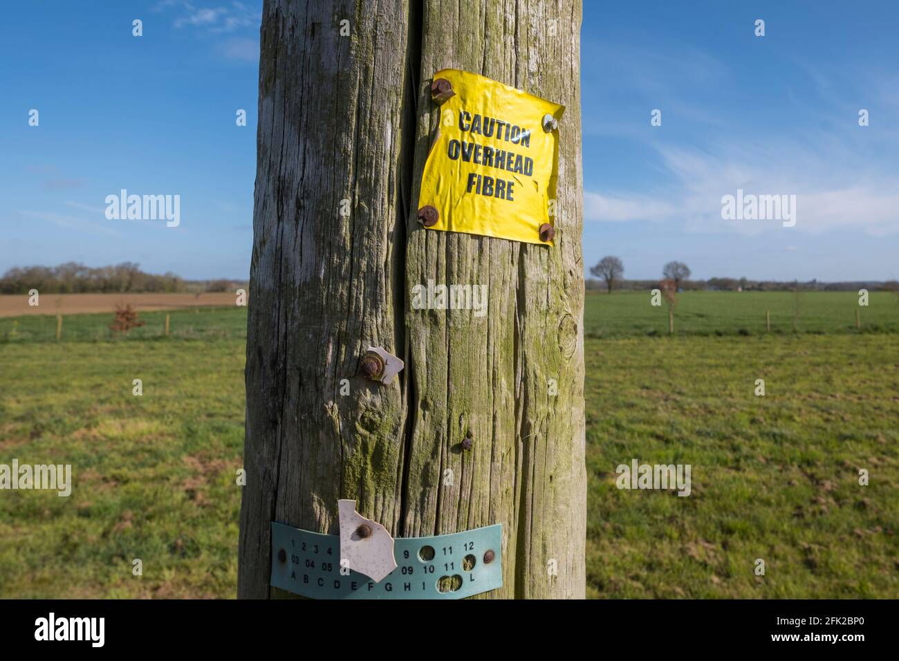 Banda larga rurale illustrata da un segno 'di attenzione fibra aerea' nel Suffolk, lato del paese del Regno Unito. Foto Stock