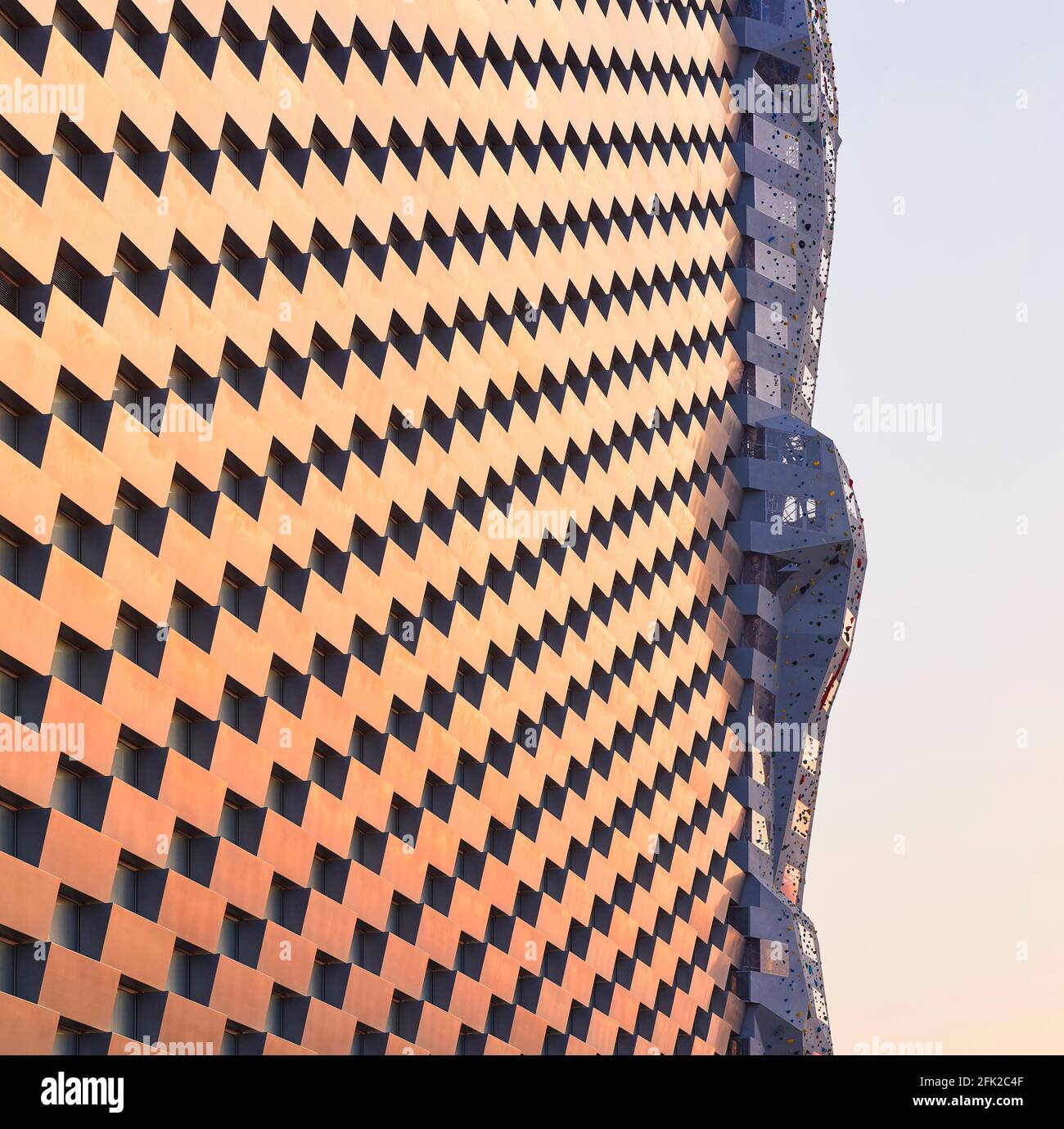 Disegno geometrico della facciata esterna e della parete di arrampicata. Centrale elettrica di CoppenHill, Copenhagen, Danimarca. Architetto: BIG Bjarke Ingels Group, 2019. Foto Stock