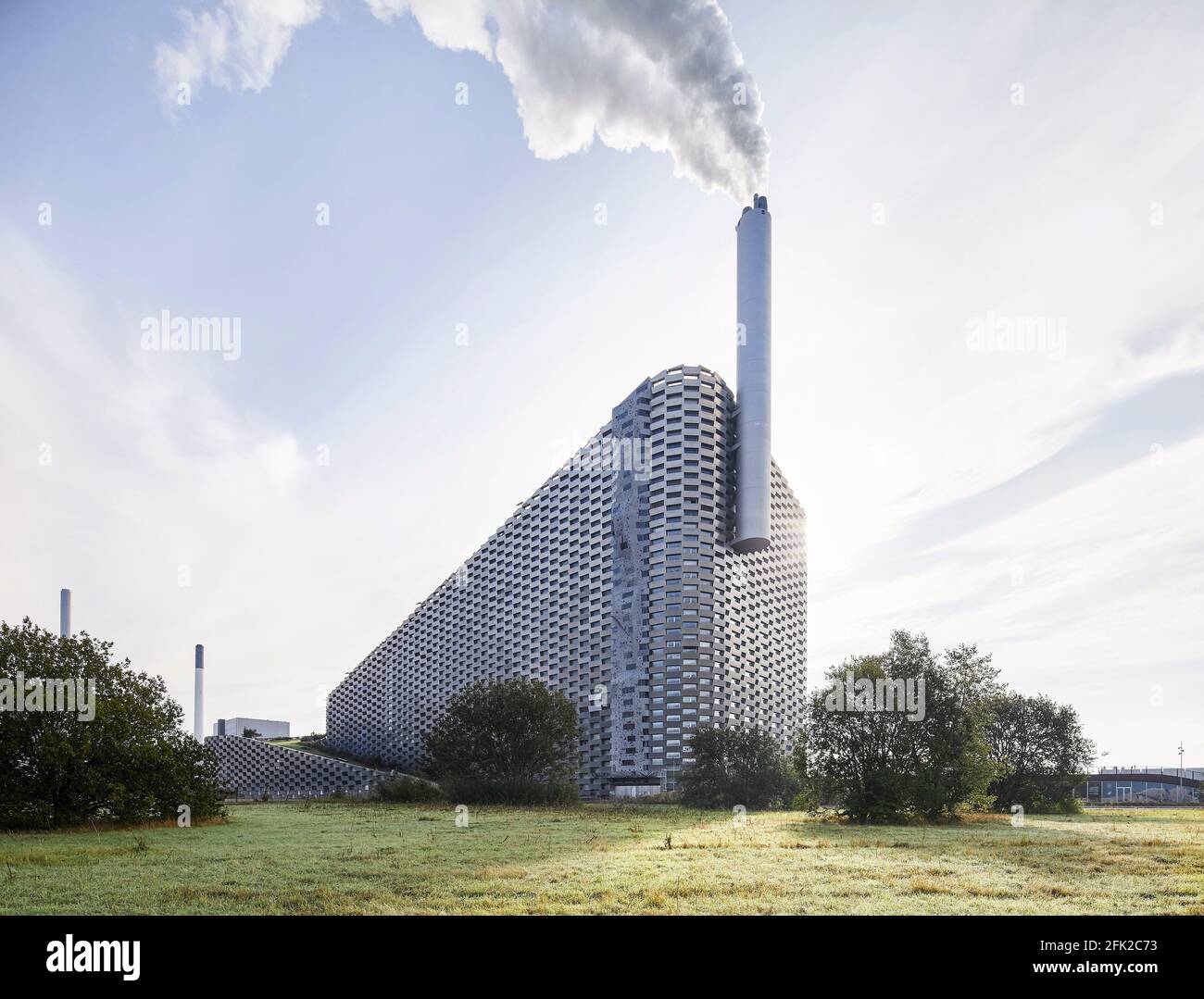 Centrale elettrica con contesto in verde. Centrale elettrica di CoppenHill, Copenhagen, Danimarca. Architetto: BIG Bjarke Ingels Group, 2019. Foto Stock