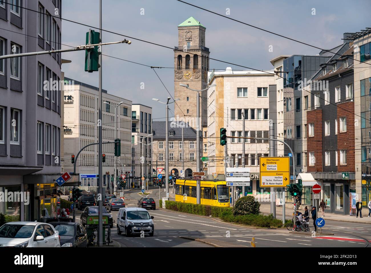 Il centro di Mülheim an der Ruhr, Friedrich-Ebert-Strasse, la torre del municipio, tram, NRW, Germania, Foto Stock