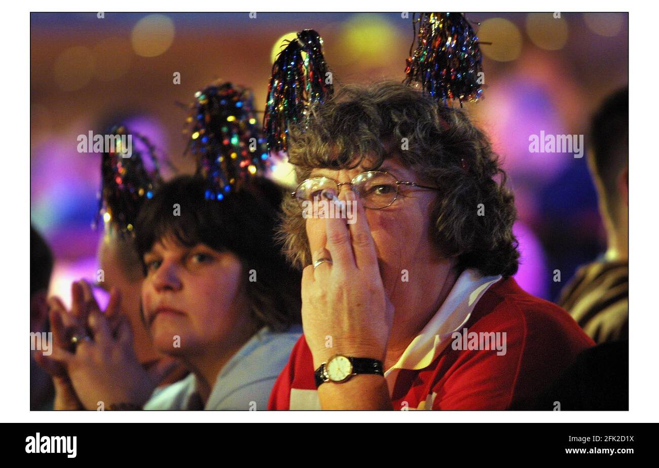 Embassy World Darts Championship.....i tifosi reagiscono alle altalene nella gara di freccette. Molti si vestono per sostenere i loro giocatori preferiti. Il concorso si svolge presso il Lakeside Country Club, Frimley Green, Surrey.pic David Sandison 6/1/2003 Foto Stock