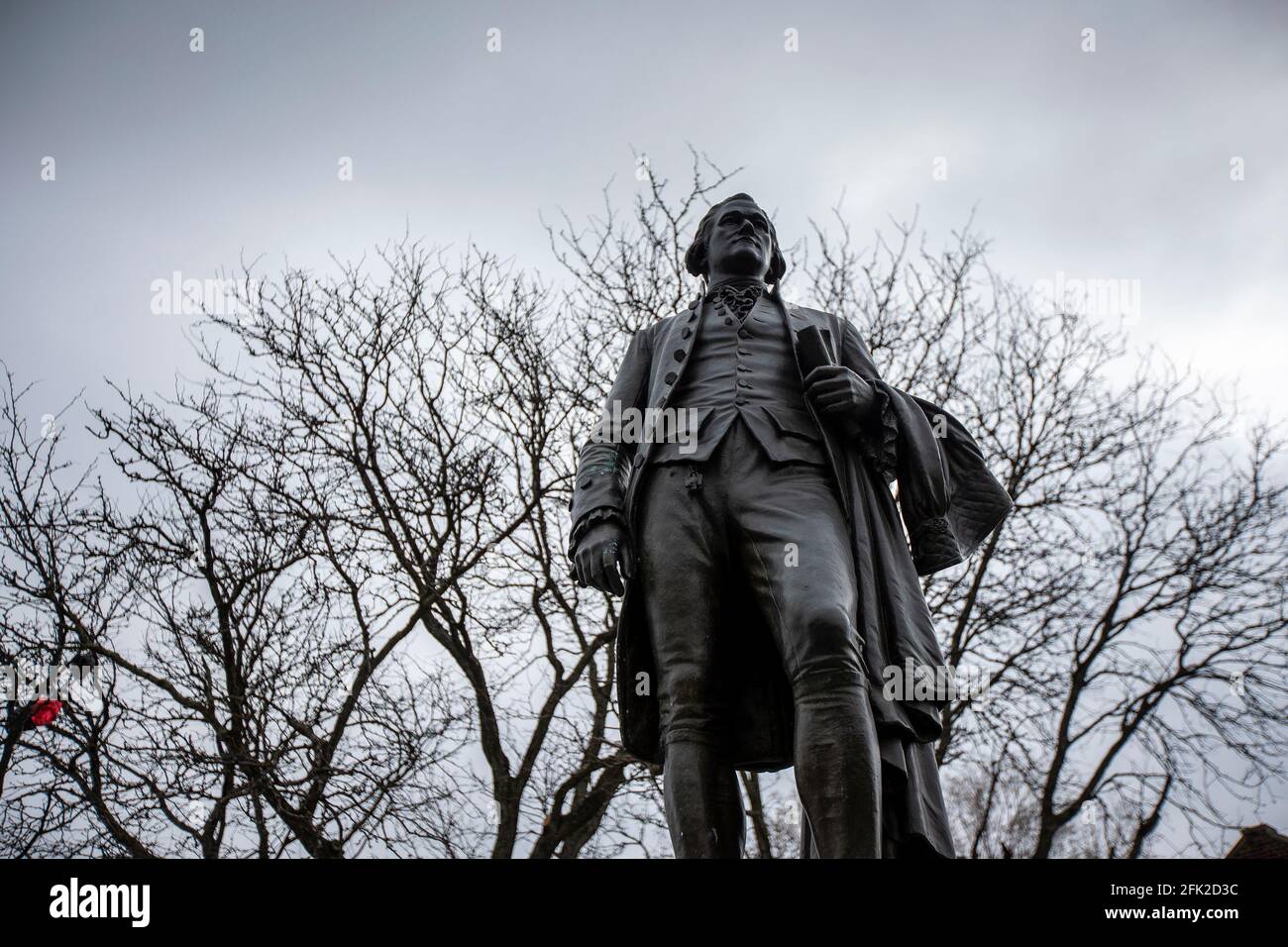 Statua di Alexander Hamilton vicino alle grandi Cascate di Patterson a Patterson, NJ Foto Stock