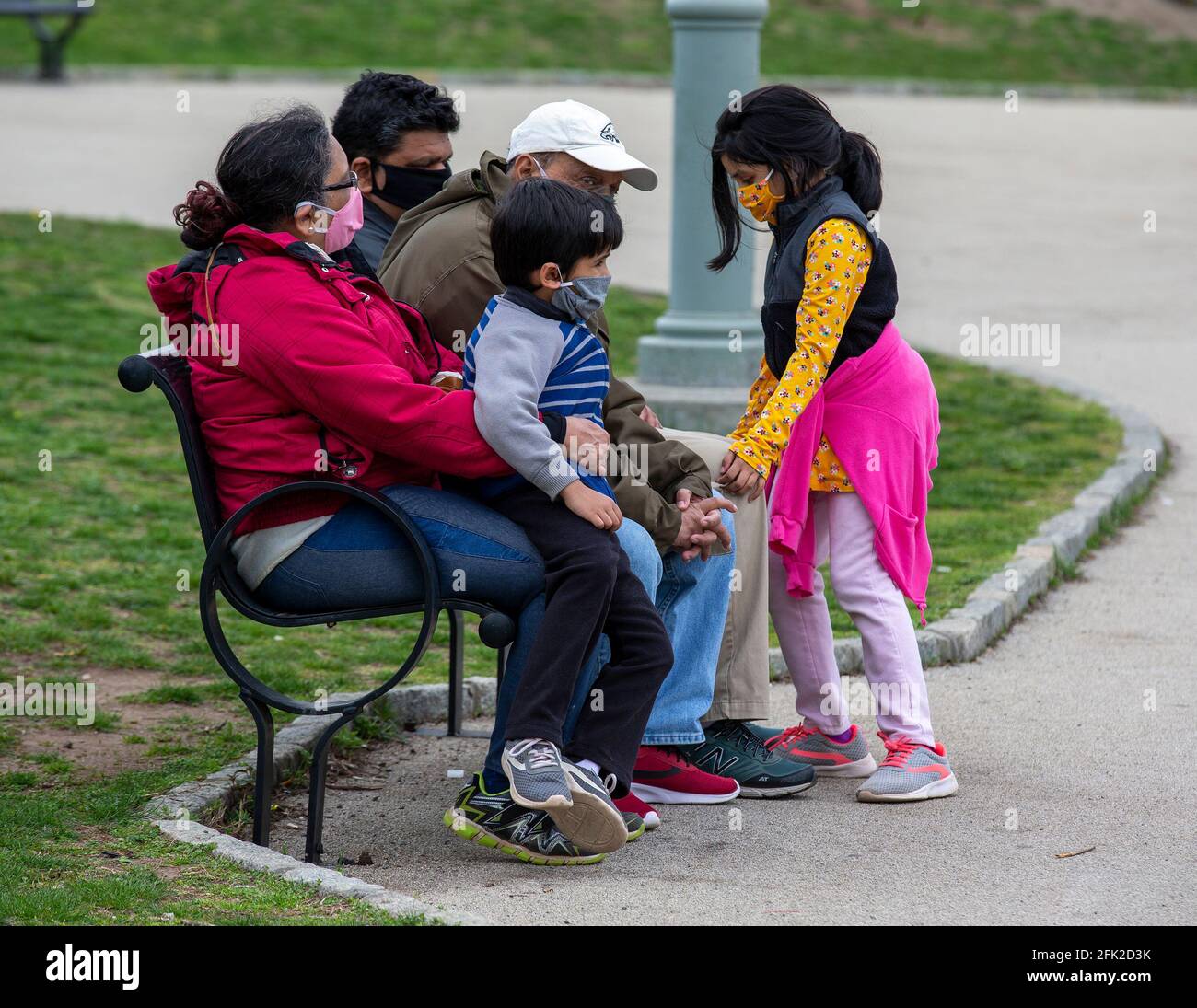 Maschere per famiglie a causa del COVID di Patterson, NJ Foto Stock