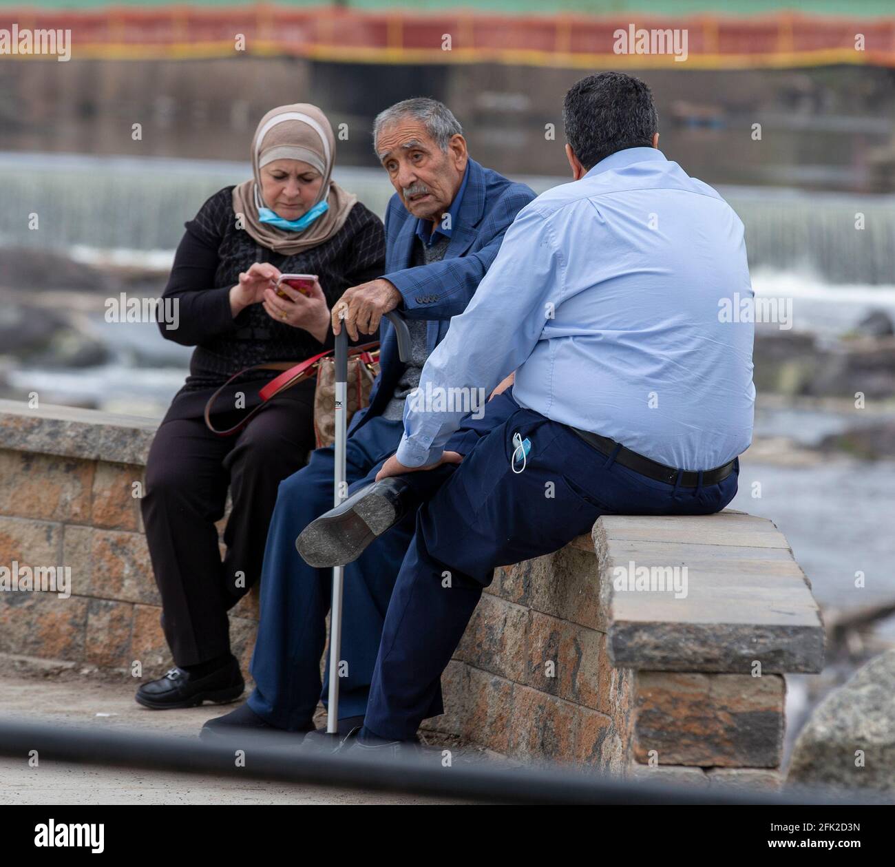 Coppia più anziana seduta su una sporgenza di pietra a Patterson, NJ Foto Stock