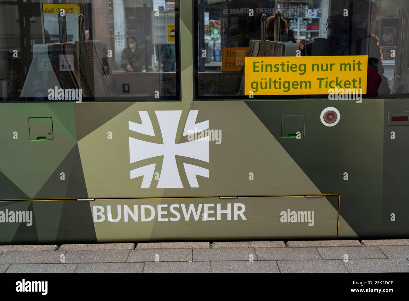 Tramway con pubblicità per le forze armate tedesche, a Mülheim an der Ruhr, NRW, Germania, Foto Stock