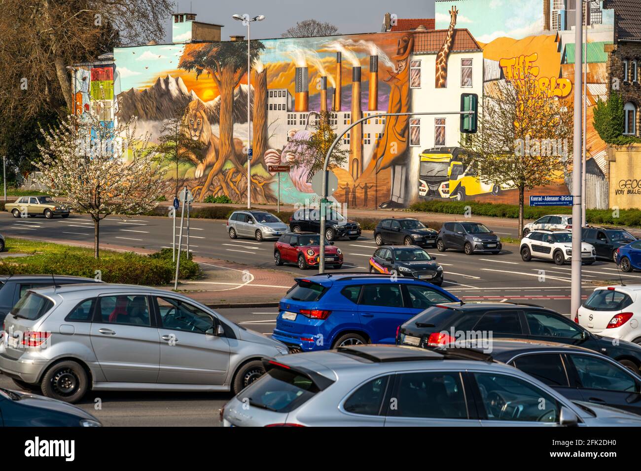 Grande murale nell'ambito della campagna Urbanart Weltbaustellen NRW, sui temi dell'ecologia, dell'ambiente, delle questioni sociali, dell'economia, della società, di artisti fr Foto Stock