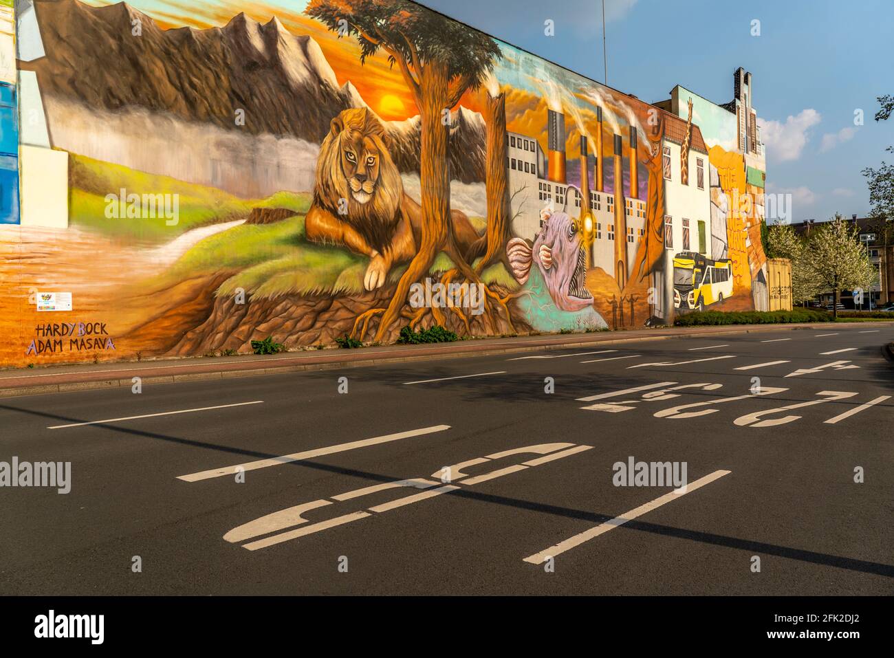 Grande murale nell'ambito della campagna Urbanart Weltbaustellen NRW, sui temi dell'ecologia, dell'ambiente, delle questioni sociali, dell'economia, della società, di artisti fr Foto Stock