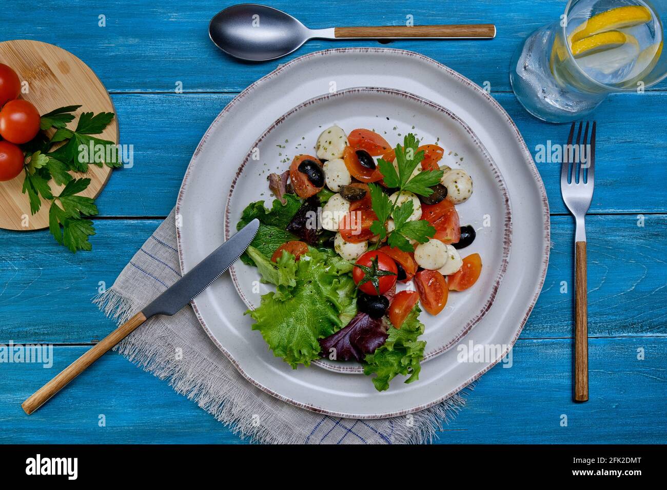 piatto da insalata con pomodori ciliegini e mozzarella di bufala Foto Stock