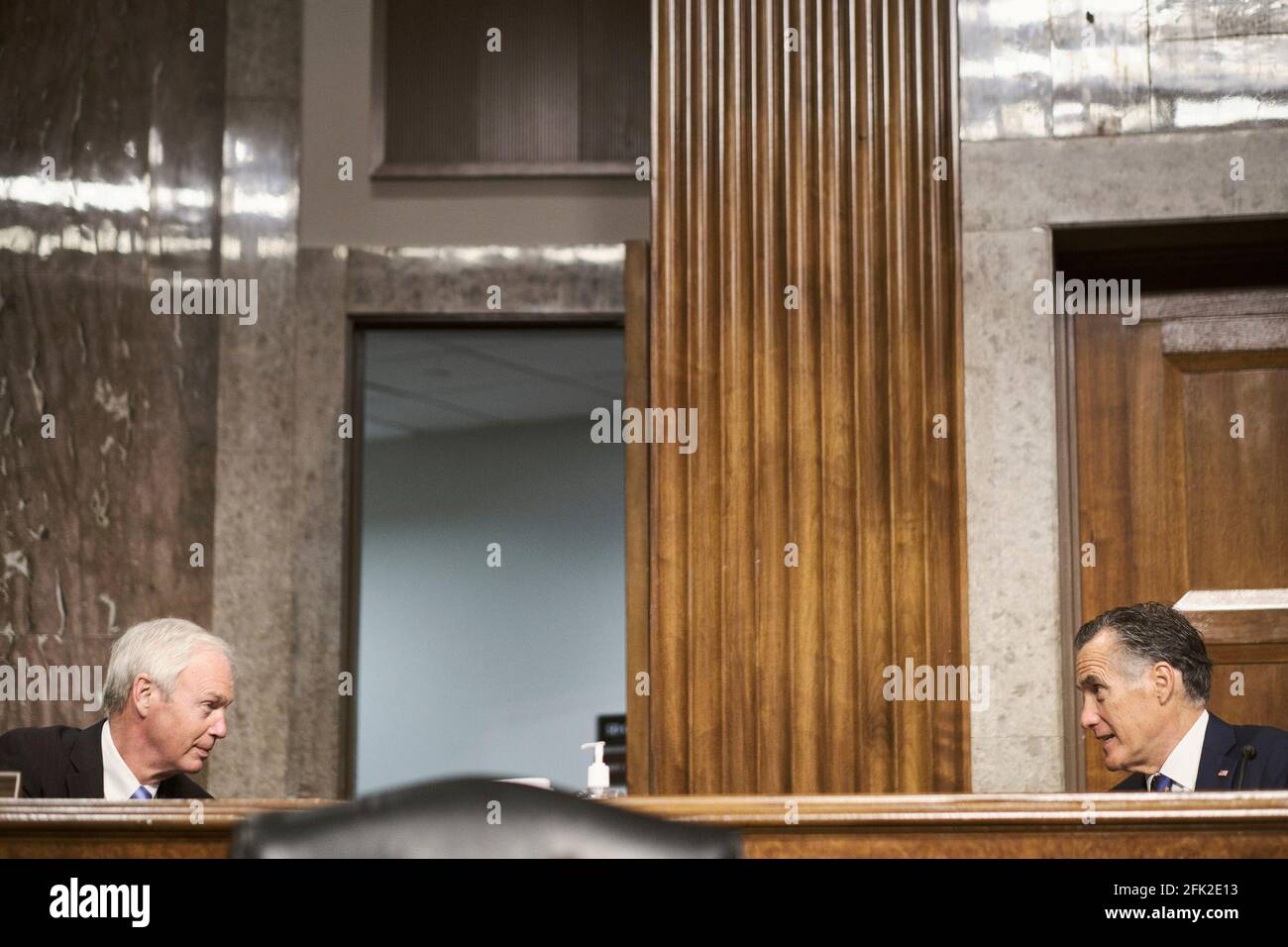 Washington, 27 aprile 2021, Washington, DC. 27 Apr 2021. WASHINGTON, DC - 27 APRILE 2021: Il senatore degli Stati Uniti Mitt Romney (repubblicano dello Utah), a destra, parla con il senatore statunitense Ron Johnson (repubblicano del Wisconsin) durante un'audizione del Comitato per le relazioni esterne del Senato sulla politica americana in Afghanistan su Capitol Hill a Washington, DC, il 27 aprile 2021. Credito: T.J. Kirkpatrick/Pool via CNP | Usage worldwide Credit: dpa/Alamy Live News Foto Stock