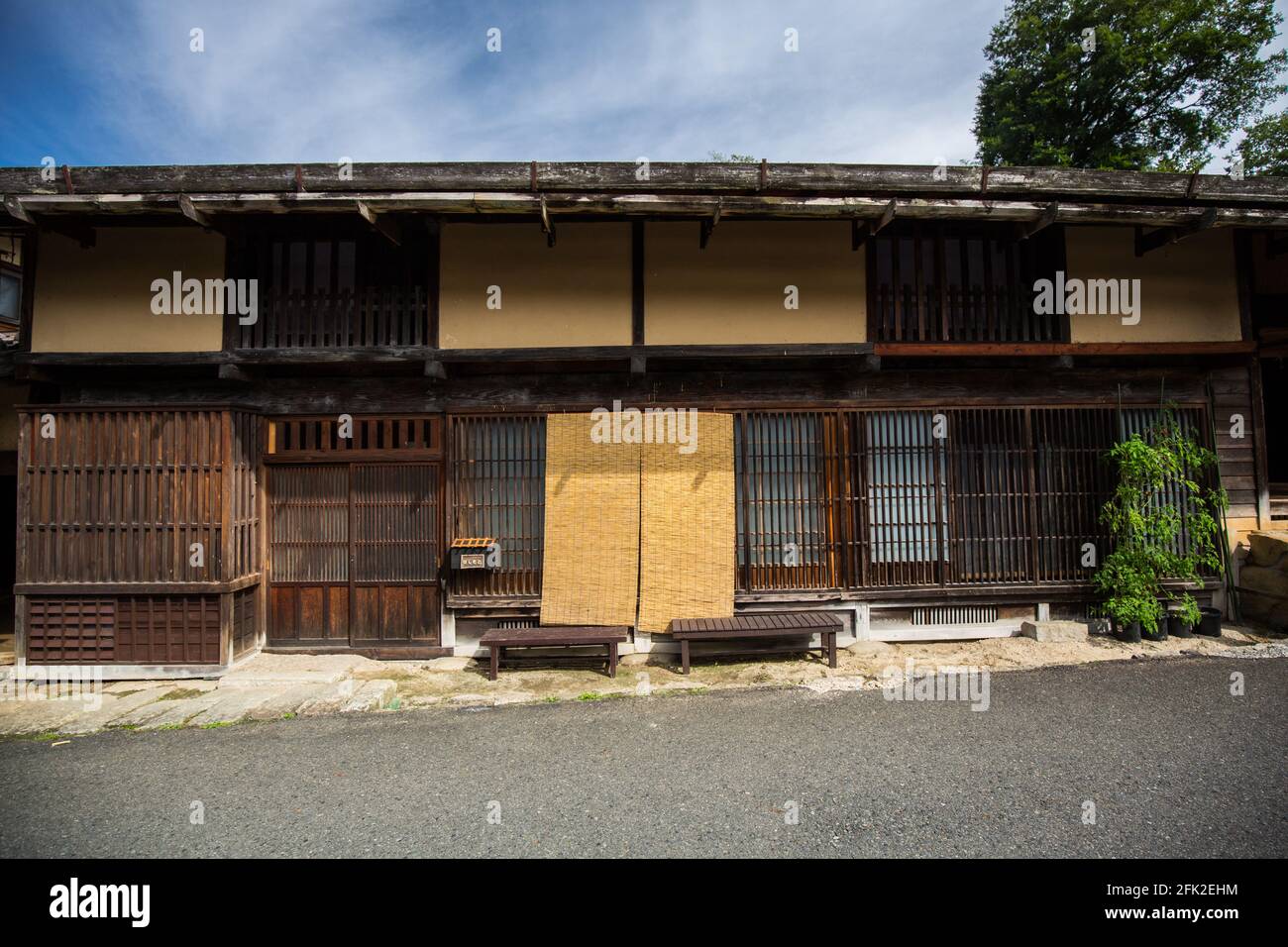 Antica città postale giapponese di Tsumago. Villaggio turistico giapponese punto di riferimento. Storico villaggio restaurato sul sentiero Nakasendo nella Valle di Kiso, Giappone. Foto Stock