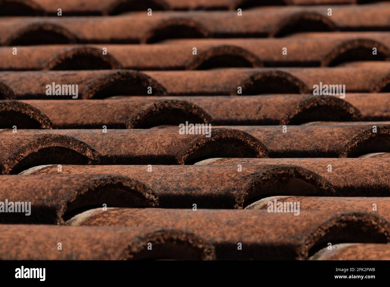 La bellezza geometrica e la simmetria delle tegole rosse nel Il sud-ovest americano è un accento visivo e un materiale da costruzione ignifugo Foto Stock