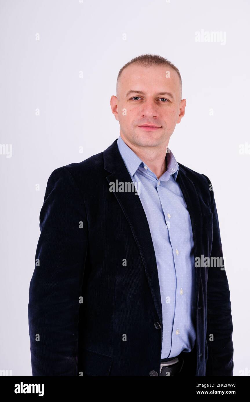 Uomo che indossa una camicia blu, pantaloni neri e una giacca blu su sfondo  bianco Foto stock - Alamy
