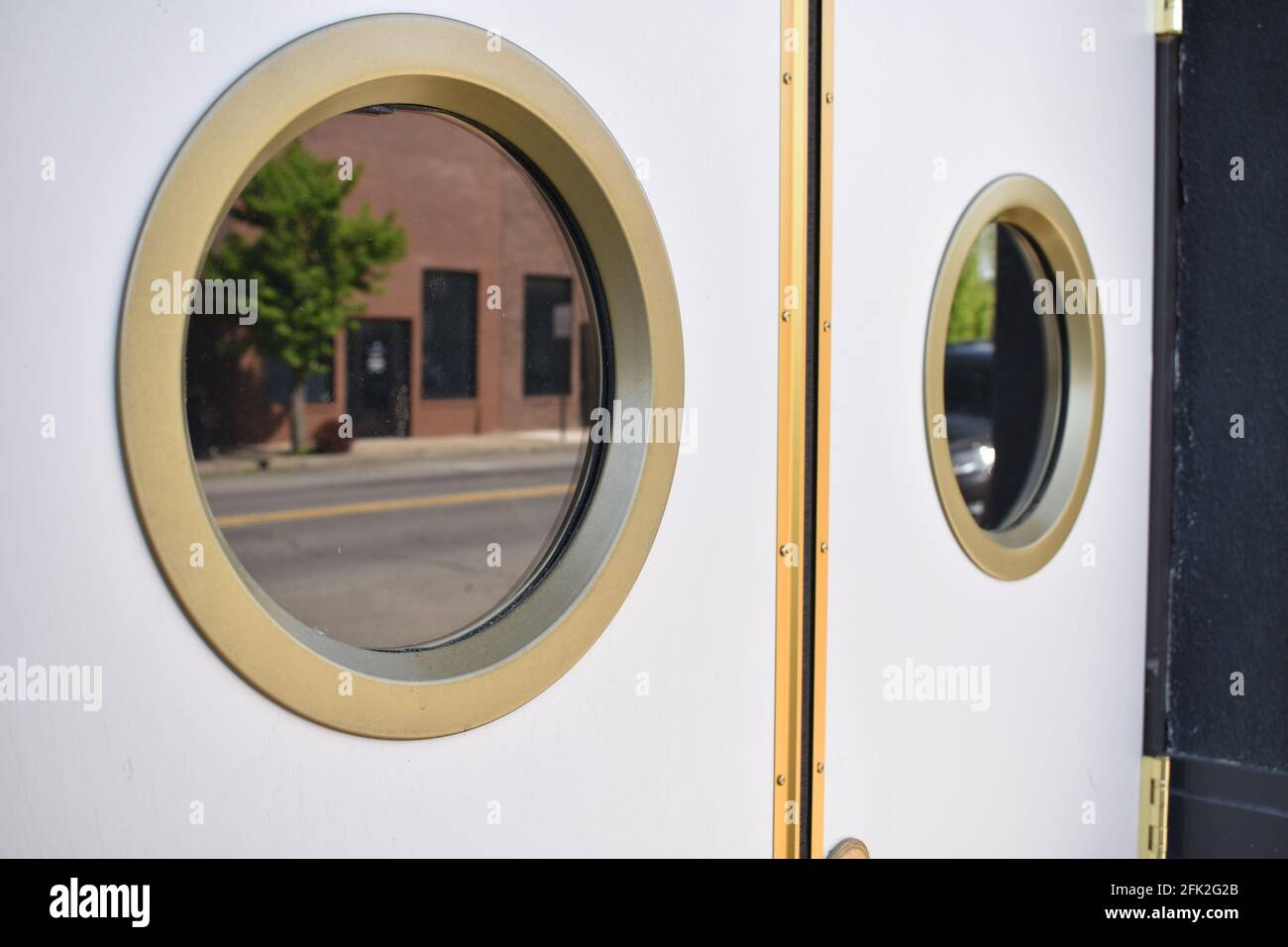 doppie porte riflettano in finestre circolari Foto Stock
