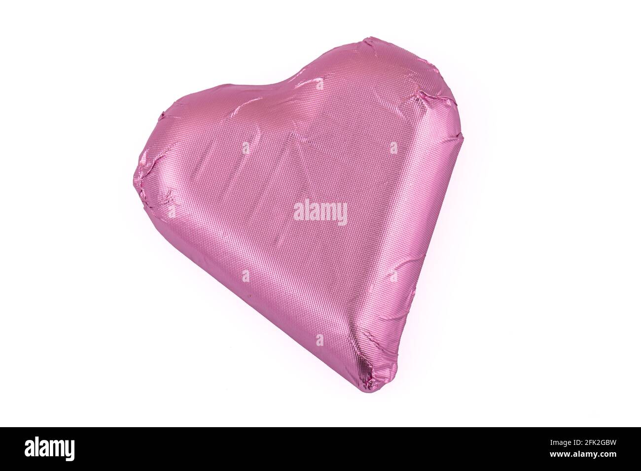 Cioccolato a cuore rosa. Isolare la forma del cuore del cioccolato disporre su sfondo bianco. Foto Stock