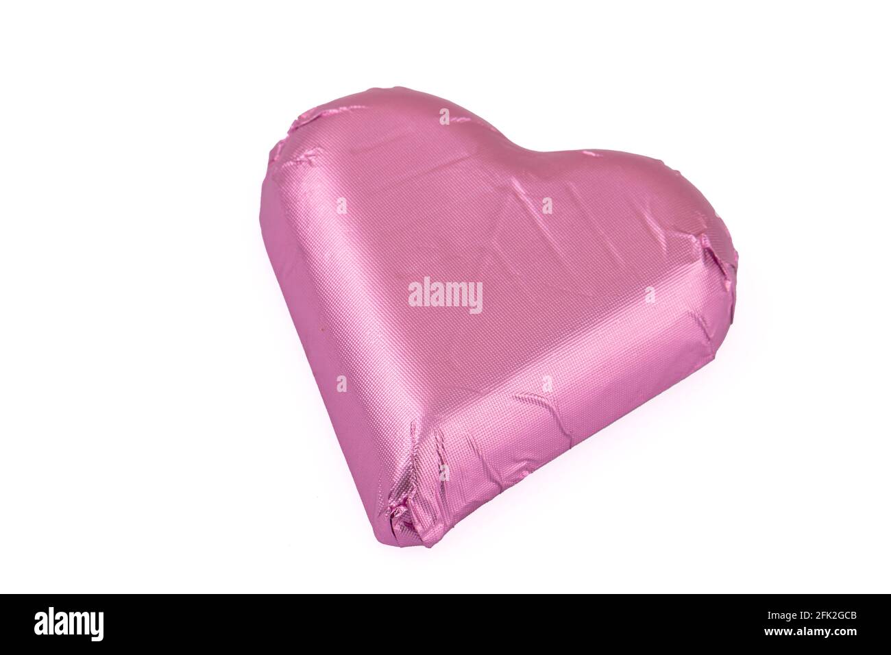Cioccolato a cuore rosa. Isolare la forma del cuore del cioccolato disporre su sfondo bianco. Foto Stock