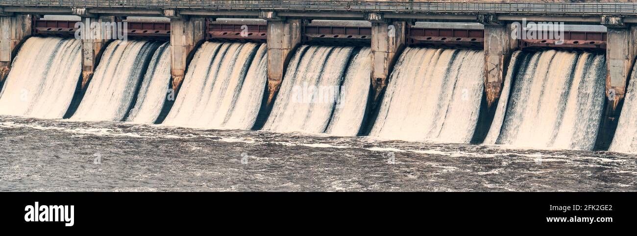 Immagine banner panoramica della centrale idroelettrica. Flusso d'acqua attraverso il cancello o il woodgate. Foto Stock