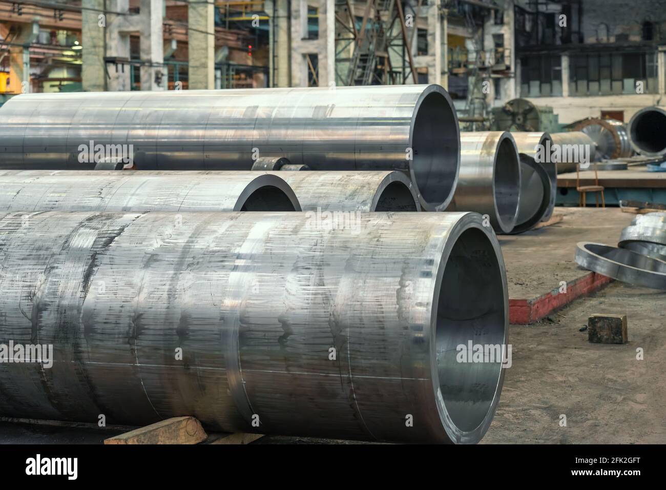Tubi metallici di grande diametro in officina di lavorazione dei metalli in fabbrica. Foto Stock