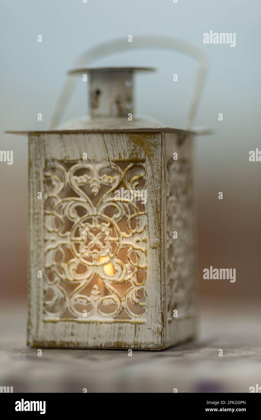 Gabbia di candela, decorazione di nozze con la candela che brucia all'interno e la fiamma che mostra attraverso la porta Foto Stock