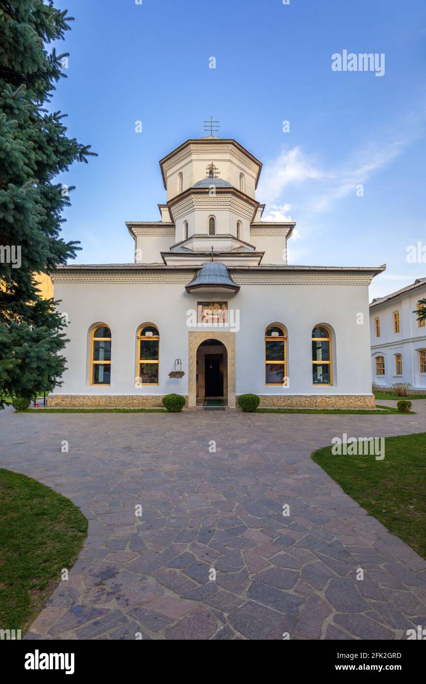 Monastero di Tismana, Romania. Tismana Monastero è uno dei più antichi insediamenti monastici in Valacchia, Romania dal XIV secolo. Fu costruito da San Foto Stock