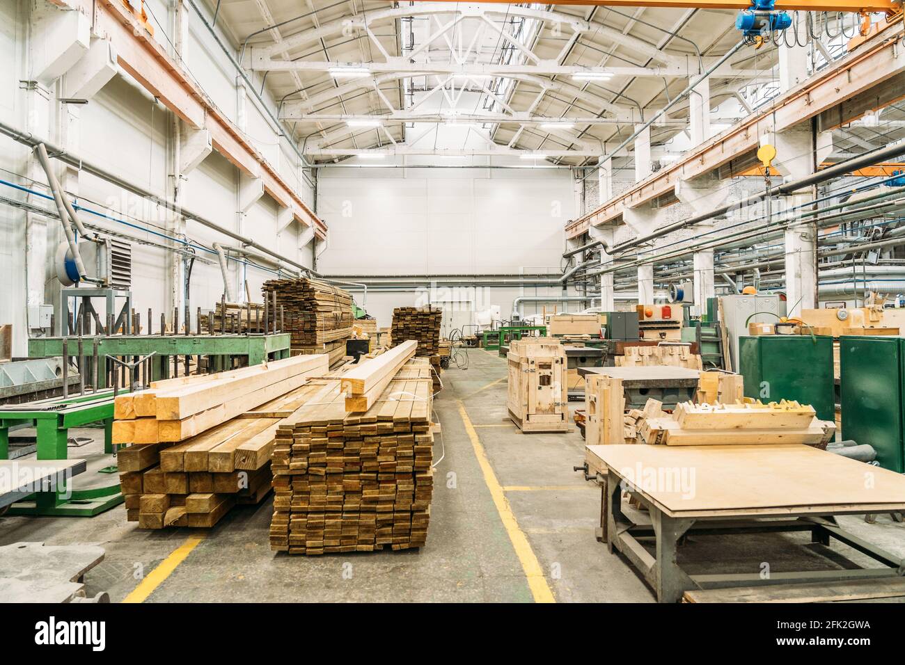 All'interno enorme interno officina con pile di legno per la produzione di stampi. Foto Stock