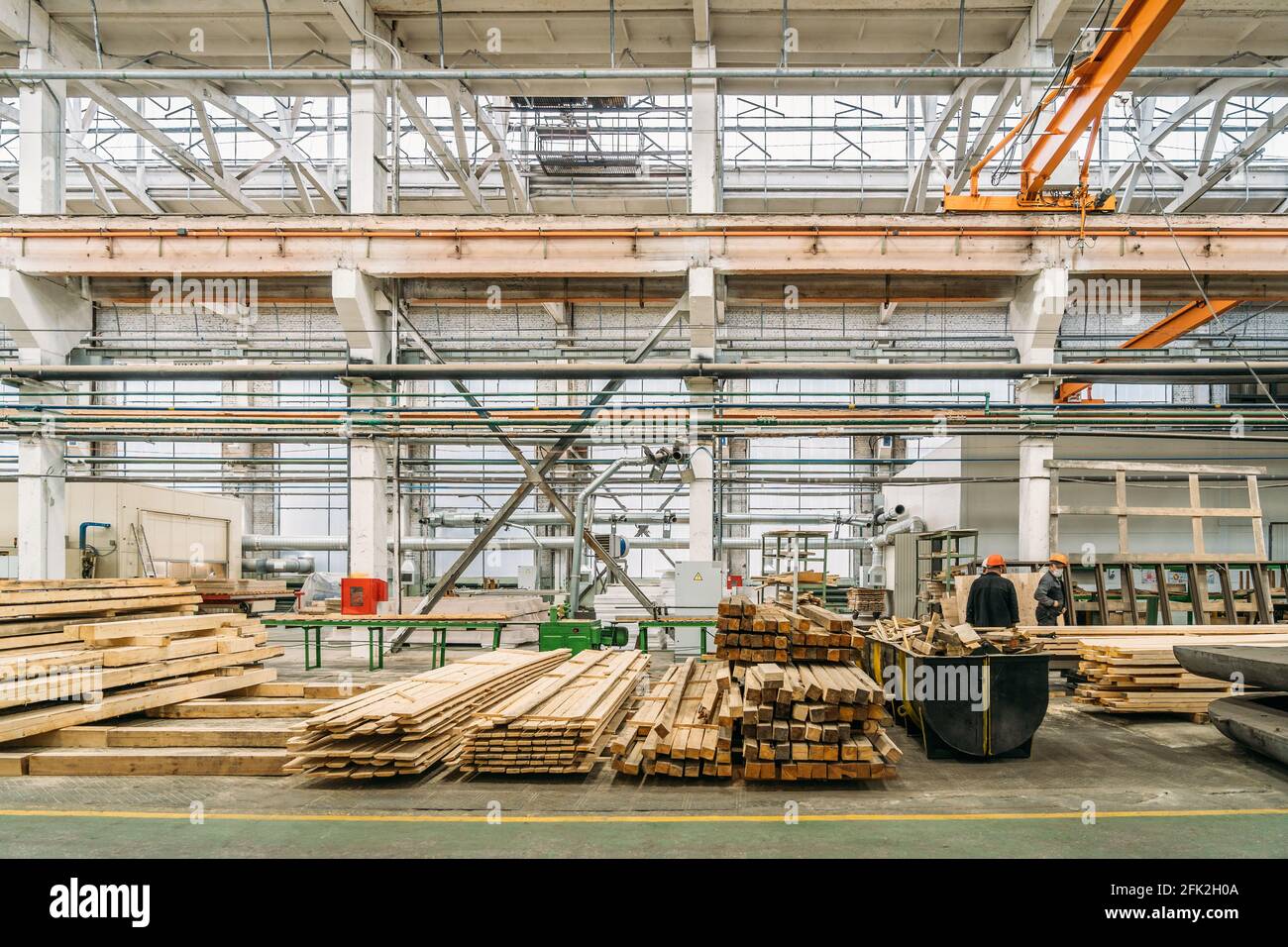 All'interno enorme interno officina con pile di legno per la produzione di stampi. Foto Stock