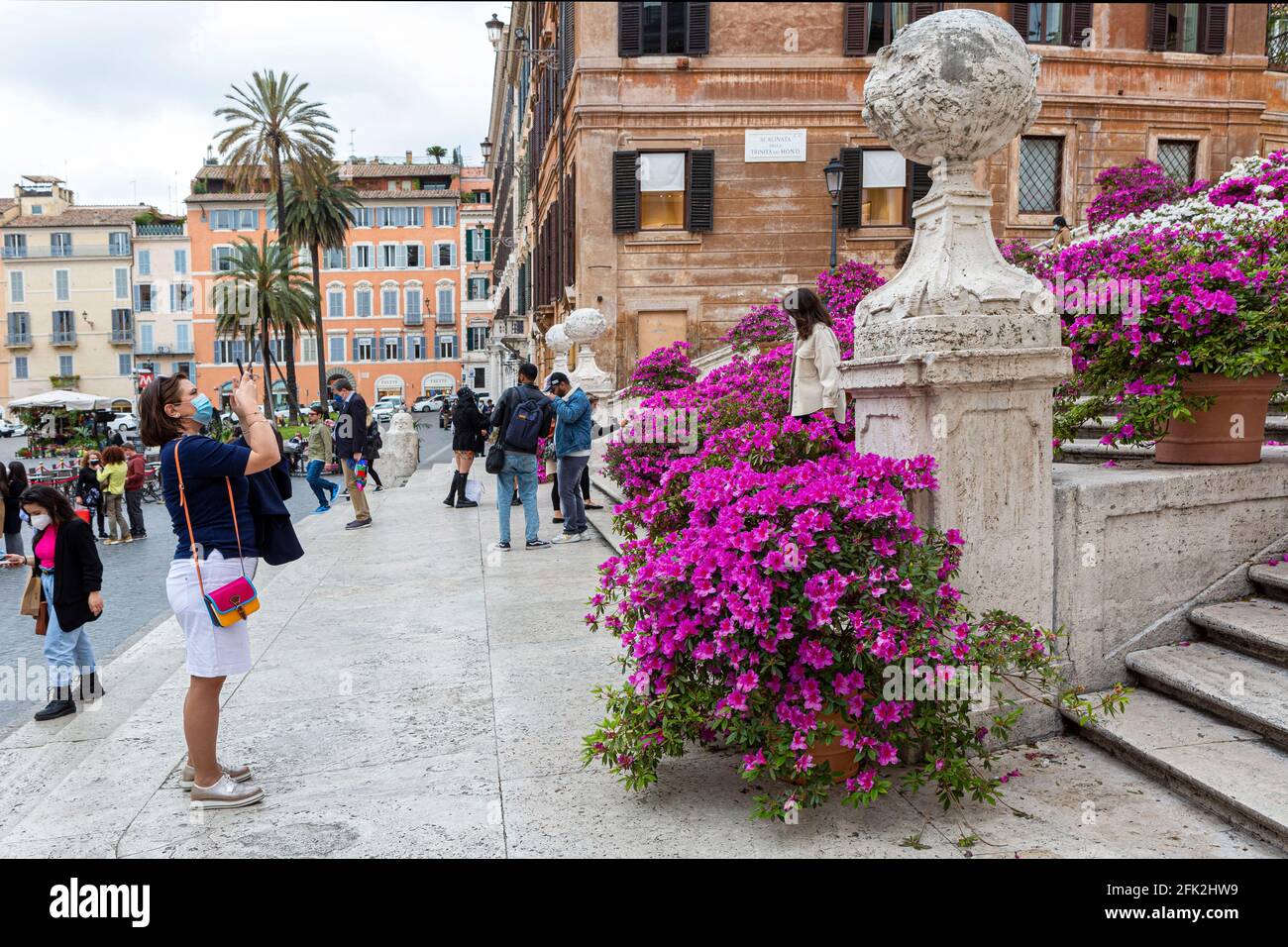 Roma, Italia, 27 aprile 2021. Azeleas in fiore sulla scalinata di Piazza di Spagna. In questo giorno le due case del Parlamento italiano hanno approvato il piano di ripresa del governo (Pnrr, piano Nazionale per la ripresa e la resilienza) relativo all'utilizzo di sovvenzioni e prestiti UE per le economie europee colpite dalla pandemia di Coronavirus. Foto Stock