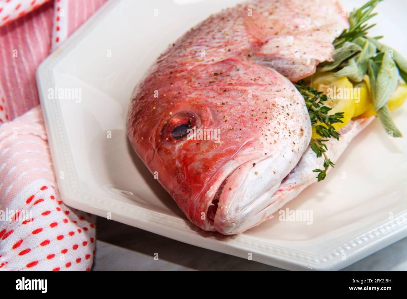 Fresco intero crudo capocupo rosso farcito condito e pronto da cuocere Foto Stock