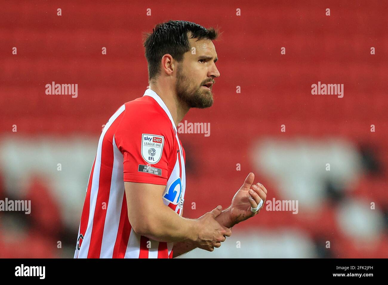 Sunderland, Regno Unito. 27 Apr 2021. Bailey Wright N.5 di Sunderland durante la partita a Sunderland, Regno Unito, il 27/2021. (Foto di IAM Burn/News Images/Sipa USA) Credit: Sipa USA/Alamy Live News Foto Stock