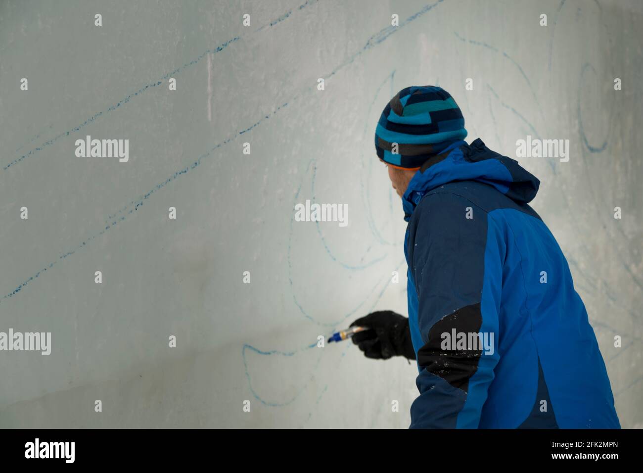 L'artista disegna i contorni del futuro ice figura sul ghiaccio Foto Stock