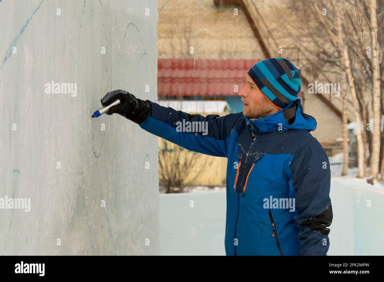 L'artista disegna i contorni del futuro ice figura sul ghiaccio Foto Stock