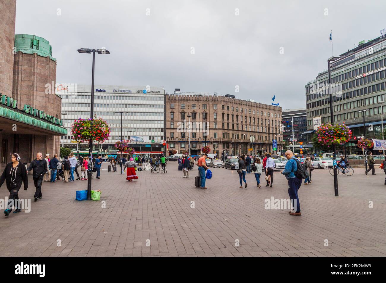 HELSINKI, FINLANDIA - 25 AGOSTO 2016: Vista della piazza ferroviaria di Rautatientori a Helsinki, Finlandia Foto Stock