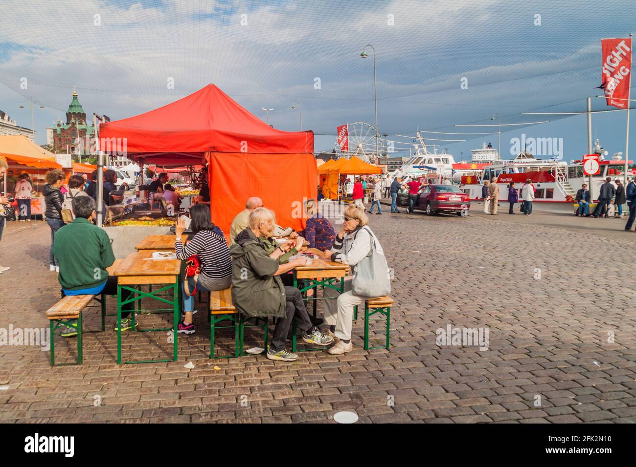 HELSINKI, FINLANDIA - 25 AGOSTO 2016: Vista delle bancarelle di cibo nella piazza del mercato di Kaupatori a Helsinki Foto Stock