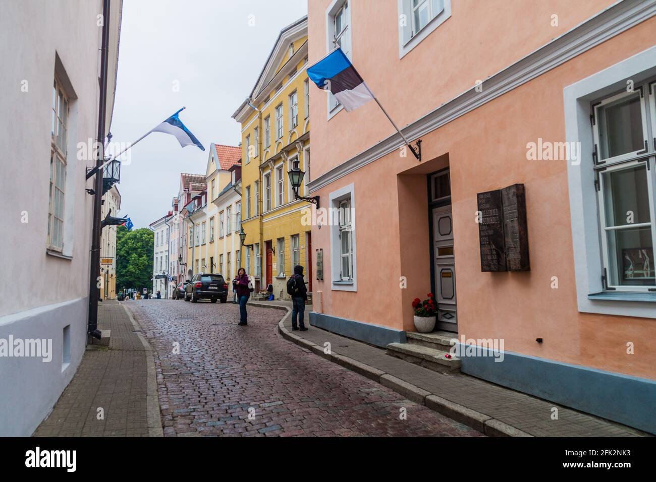 TALLINN, ESTONIA - 22 AGOSTO 2016: Strada acciottolata stretta nel distretto di Toompea a Tallinn. Foto Stock