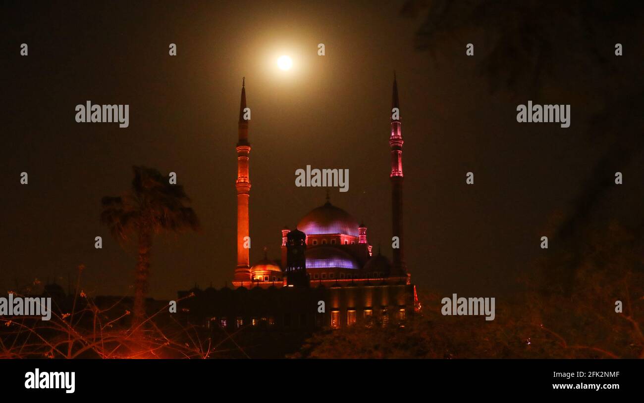 Cairo, Egitto. 27 Apr 2021. La super luna è vista sopra la cittadella di Saladino al Cairo, Egitto, il 27 aprile 2021. Credit: Sui Xiankai/Xinhua/Alamy Live News Foto Stock