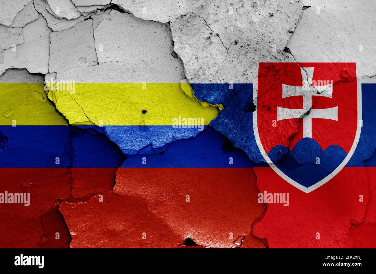 Bandiere della Regione Presov e della Slovacchia dipinte su pareti incrinate Foto Stock