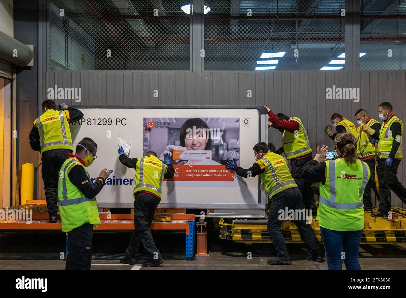 (210428) -- BOGOTA, 28 aprile 2021 (Xinhua) -- UNA nuova partita di vaccini COVID-19 sviluppati dalla società farmaceutica cinese Sinovac sono scaricati all'aeroporto di El Dorado all'arrivo a Bogotà, Colombia, 27 aprile 2021. (Ufficio Presidenziale Colombiano/Handout via Xinhua) Foto Stock
